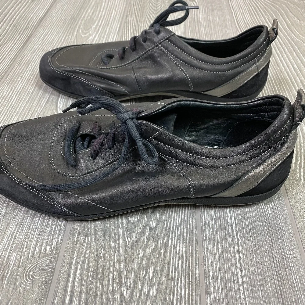 VIONIC Women's Lace Up Stitched Sneakers